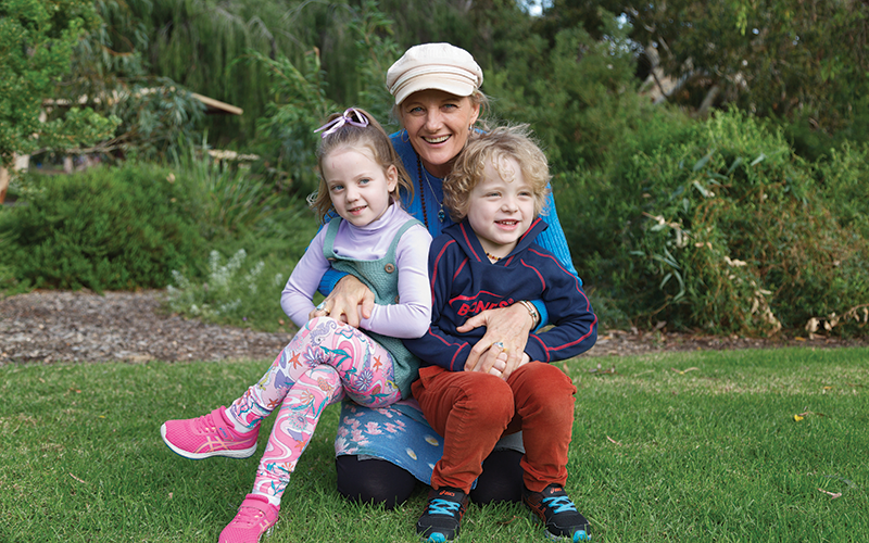 twins-rose-and-river-with-mum-tiffany.png